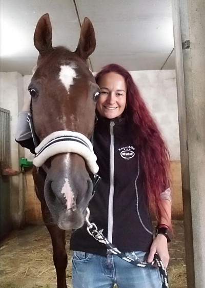 Tatjana Oswald Pferdephysiotherapeutin Deggendorf mit Pferd Indro.